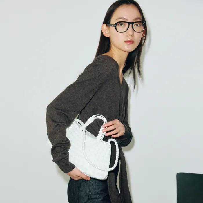 바로배송_[이너 파우치 포함] 핸드메이드 레더 위빙 토트 백 l 화이트 l B07-4