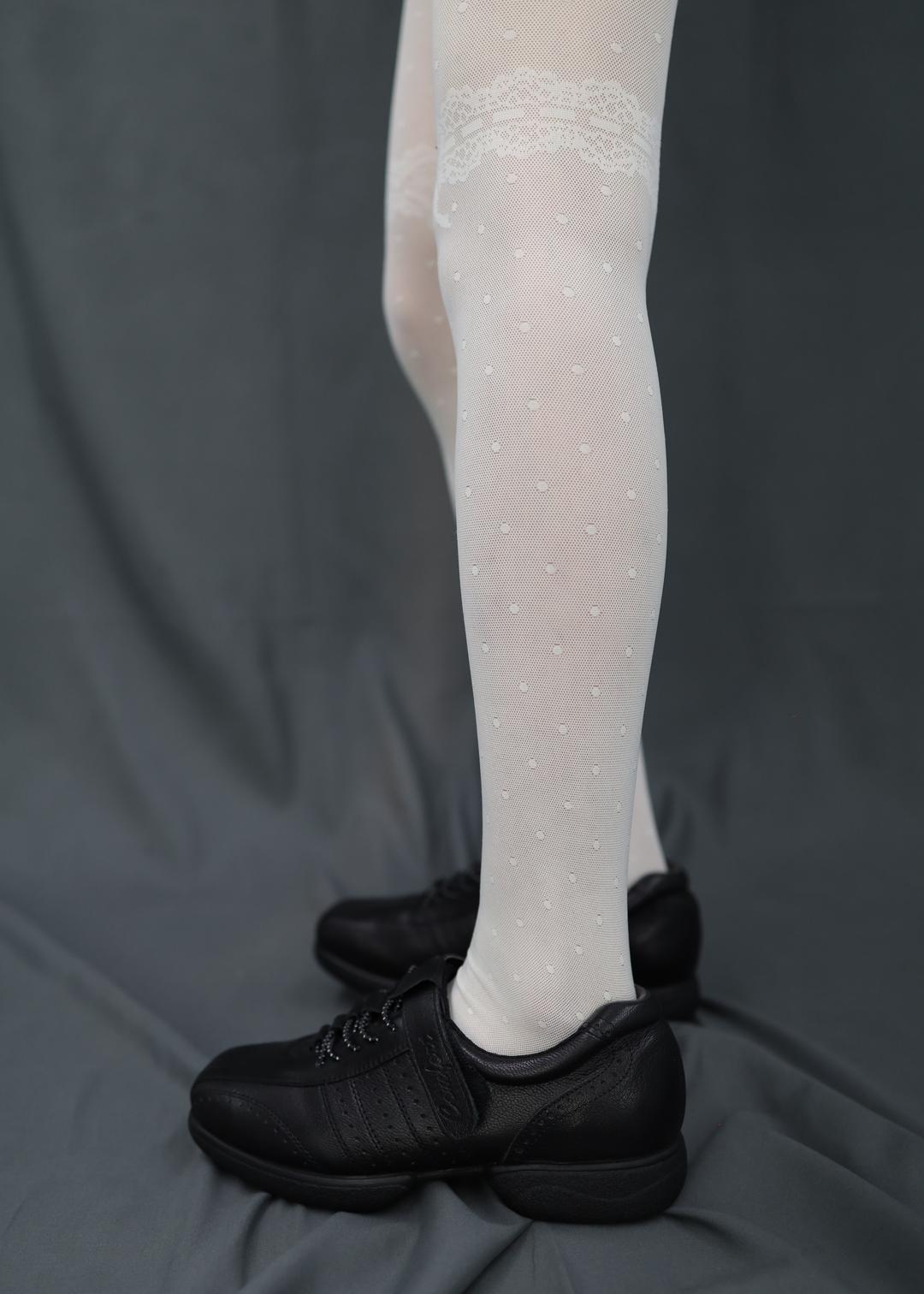 ribbon dot stocking (white)