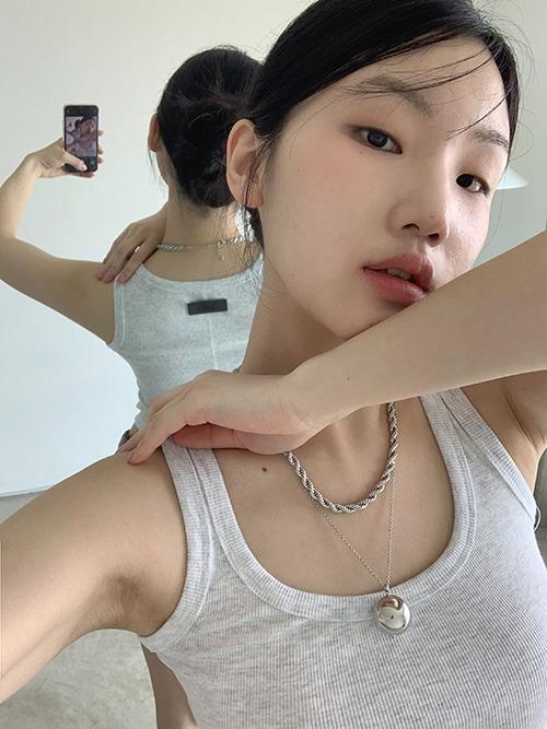 [6/24 예약배송] essential sleeveless, white melange