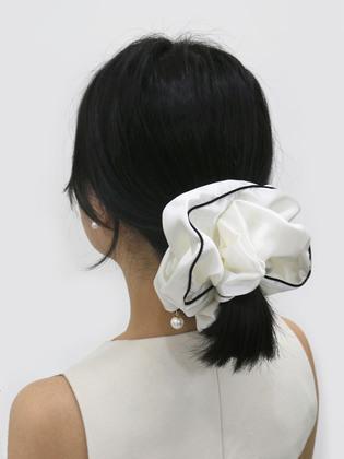 [단독]stripe white satin pearl scrunch
