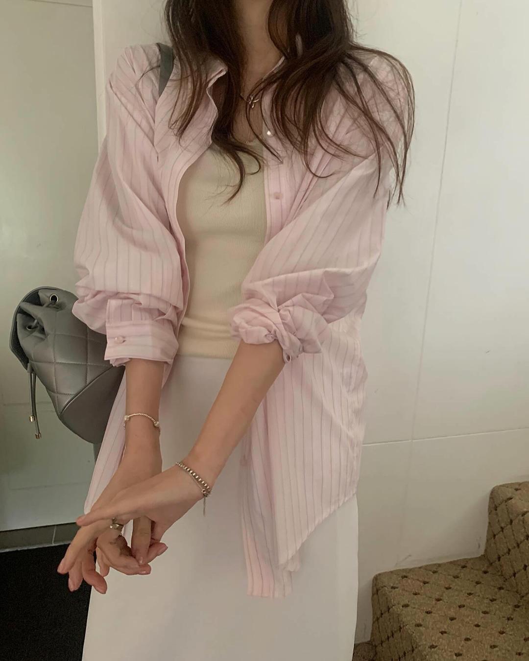 클로젯스토리지 [💗오버핏셔츠] 프리티영띵 포메 스트라이프 실키 핑크 셔츠 1color