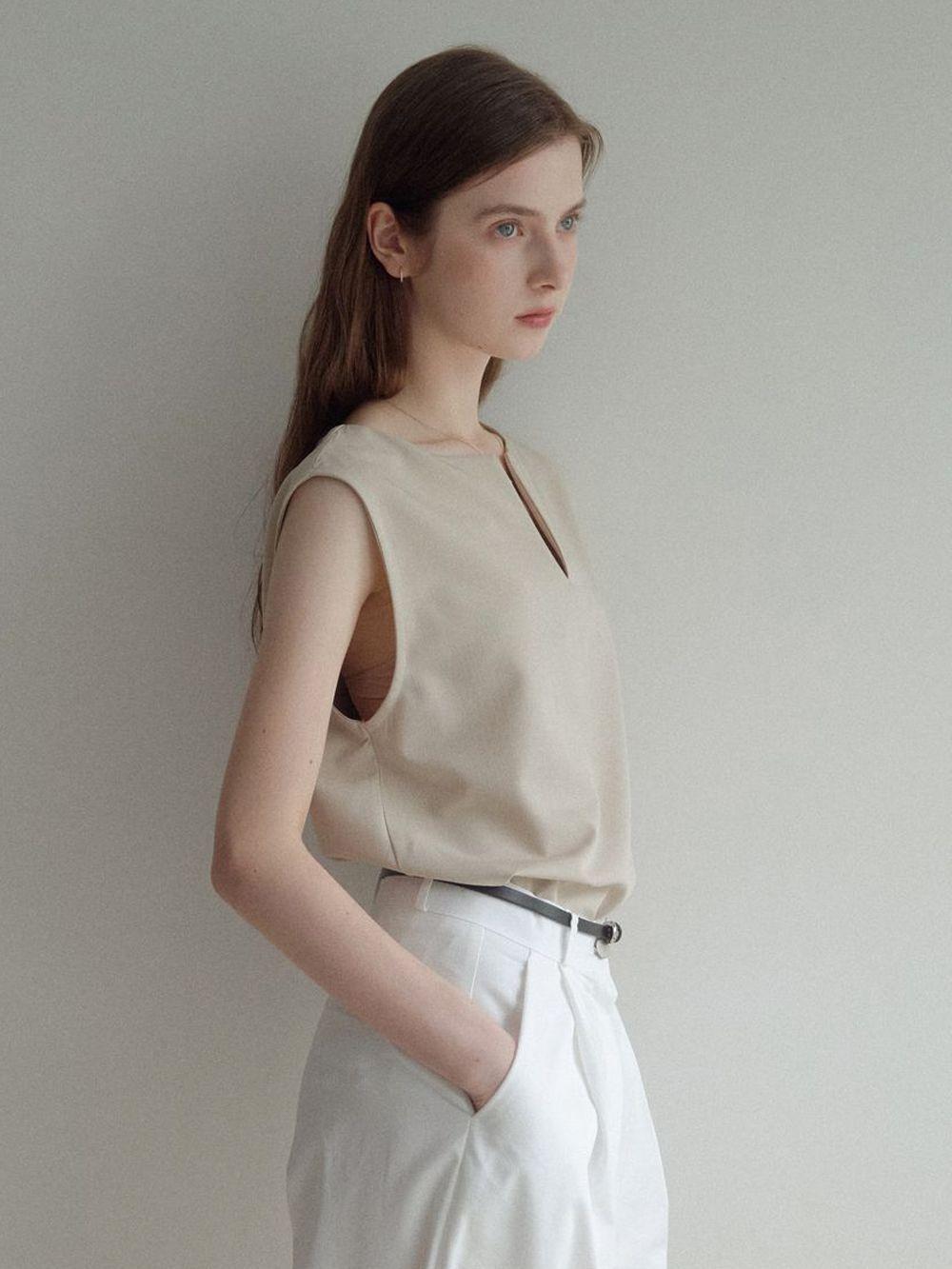 esy sleeveless blouse (beige)