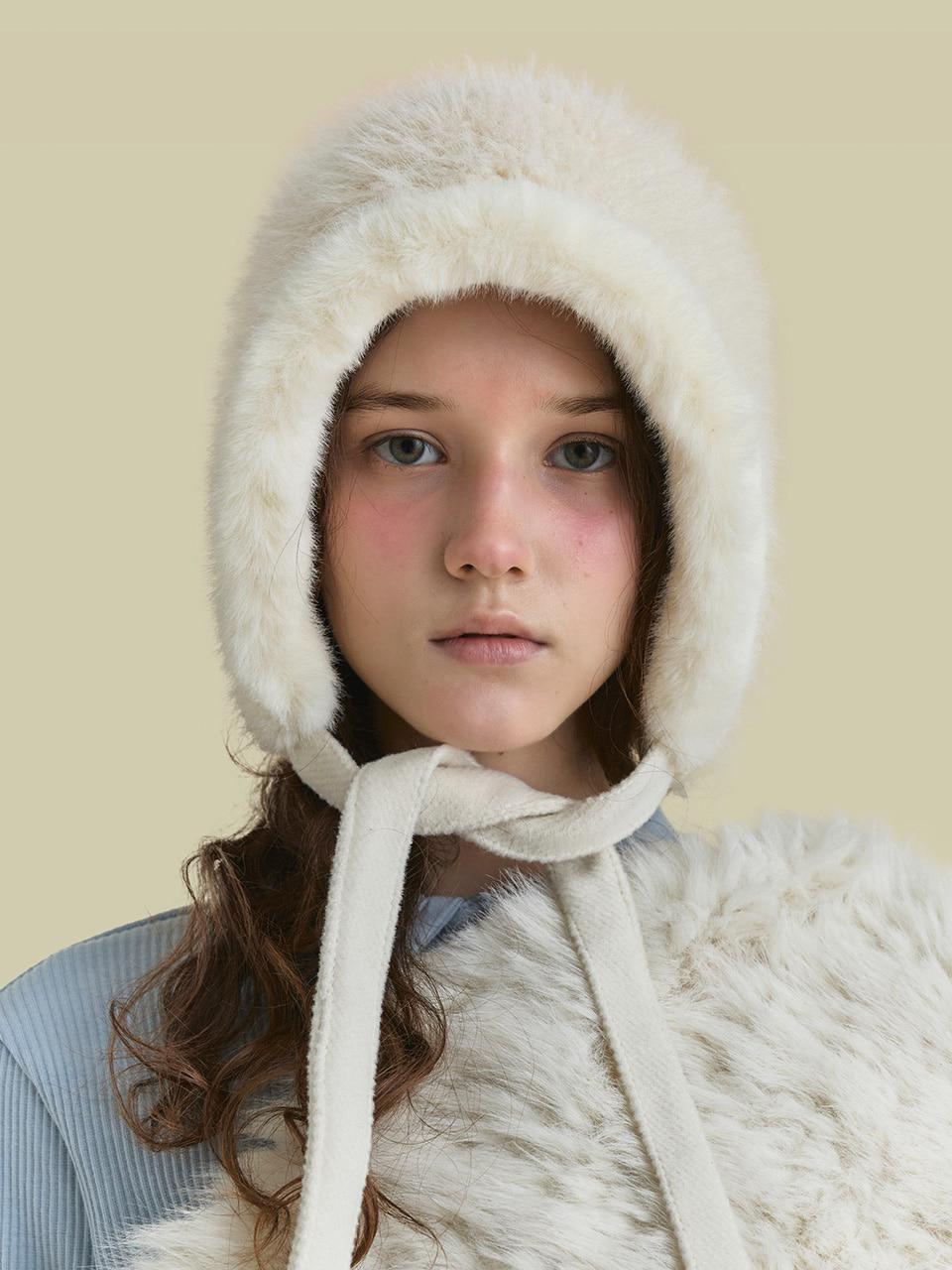 FUR TRIM BONNET HAT IN  CREAM WING