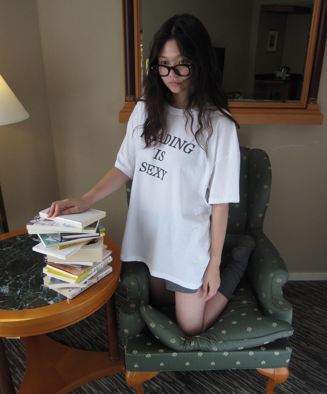 reading is sexy t- shirt  / white