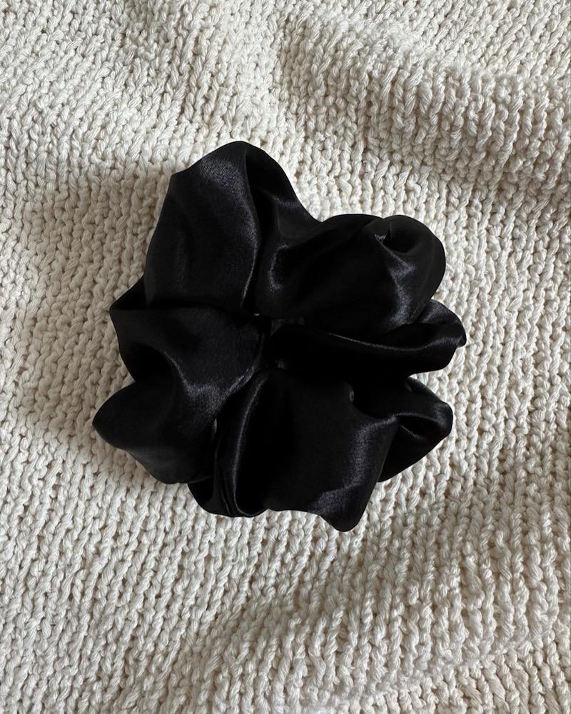 옥토버 (당일발송) 블랙 새틴 실크 곱창 스크런치 (곱창 머리끈, 곱창 밴드, 헤어슈슈)