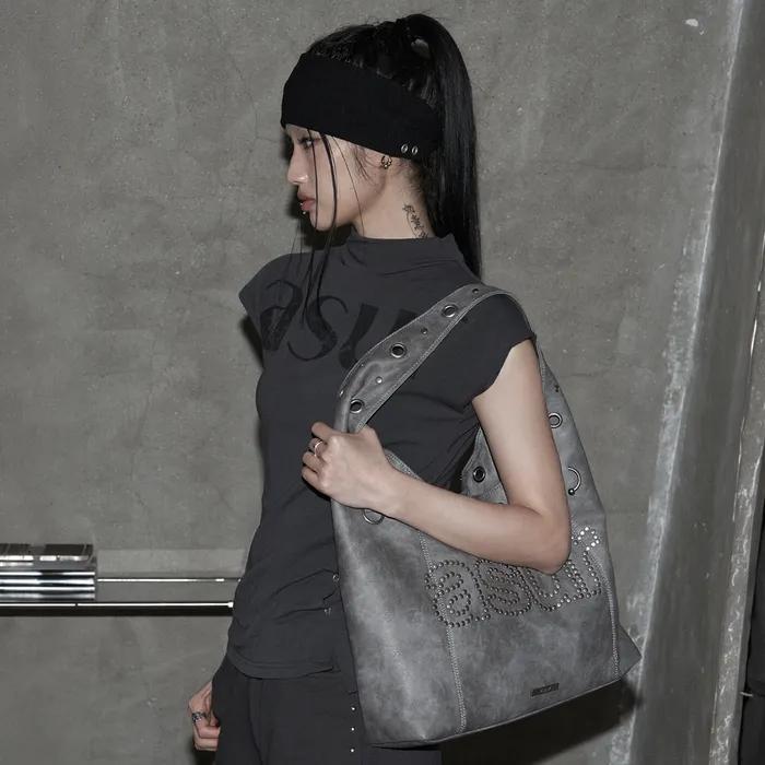 크래시 아일렛 숄더 백 차콜