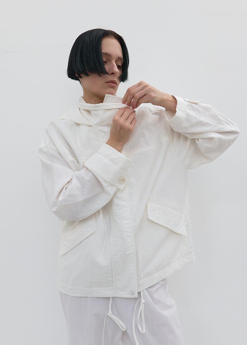 REFINED HOODED ANORAK IN WHITE