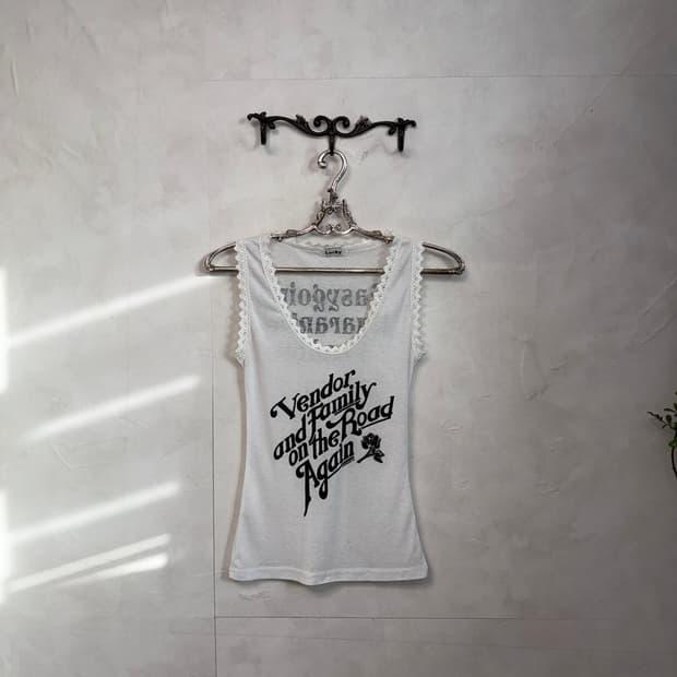 White vintage lettering lace sleeveless | 후루츠패밀리