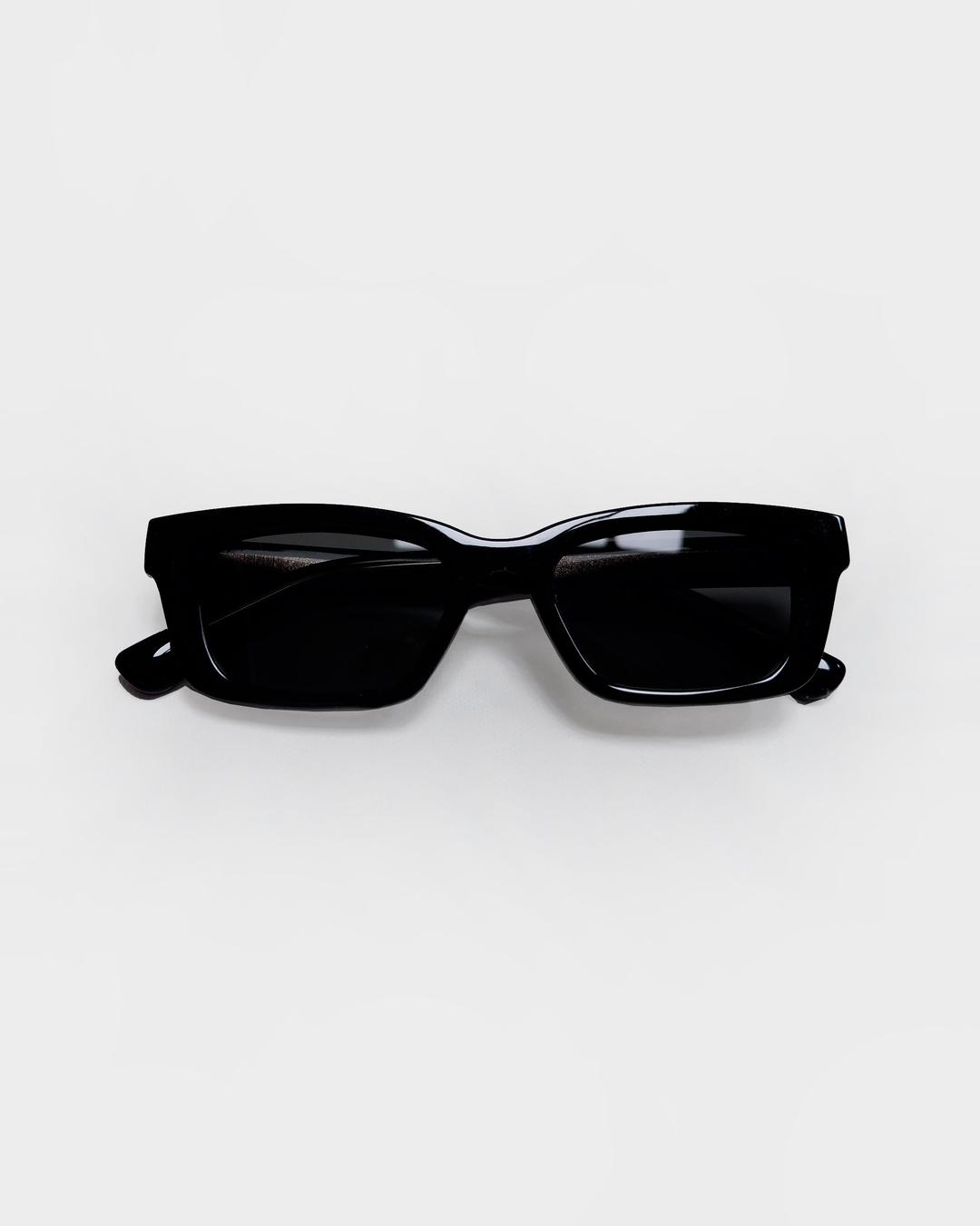 EARTH SQUARE SUNGLASSES IN BLACK