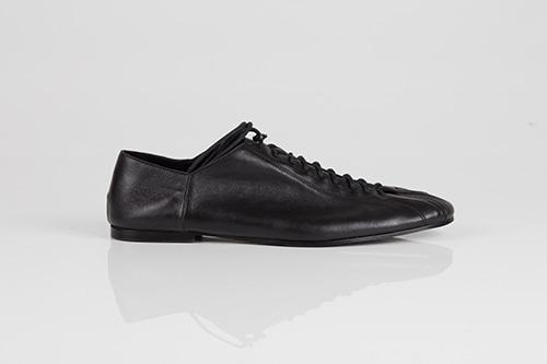 ROUND TOE LACE-UP