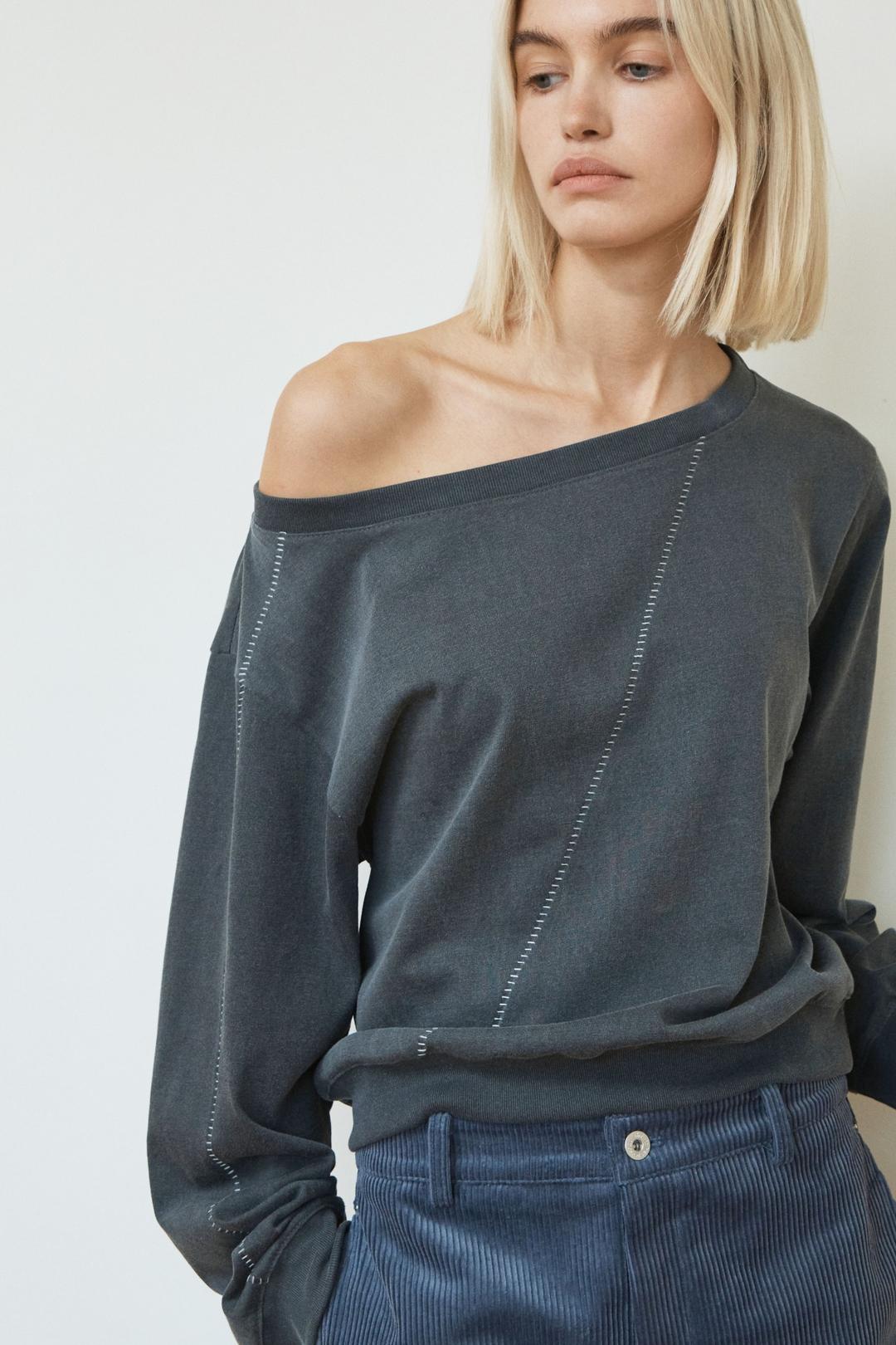 STITCHED OFF-SHOULDER SWEAT SHIRT / CHARCOAL