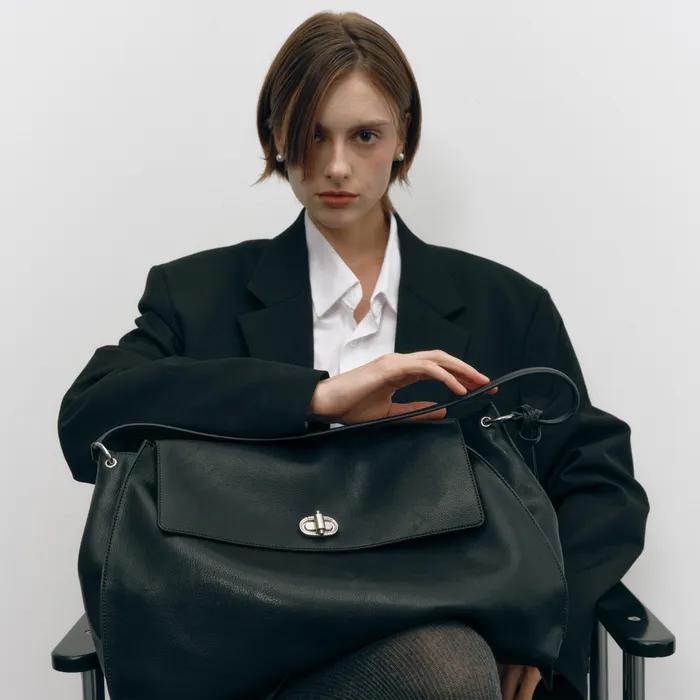 [AUBE][파우치포함] 블랙 오브 장식 숄더백 L (16인치노트북수납가능) JABA6E100BK