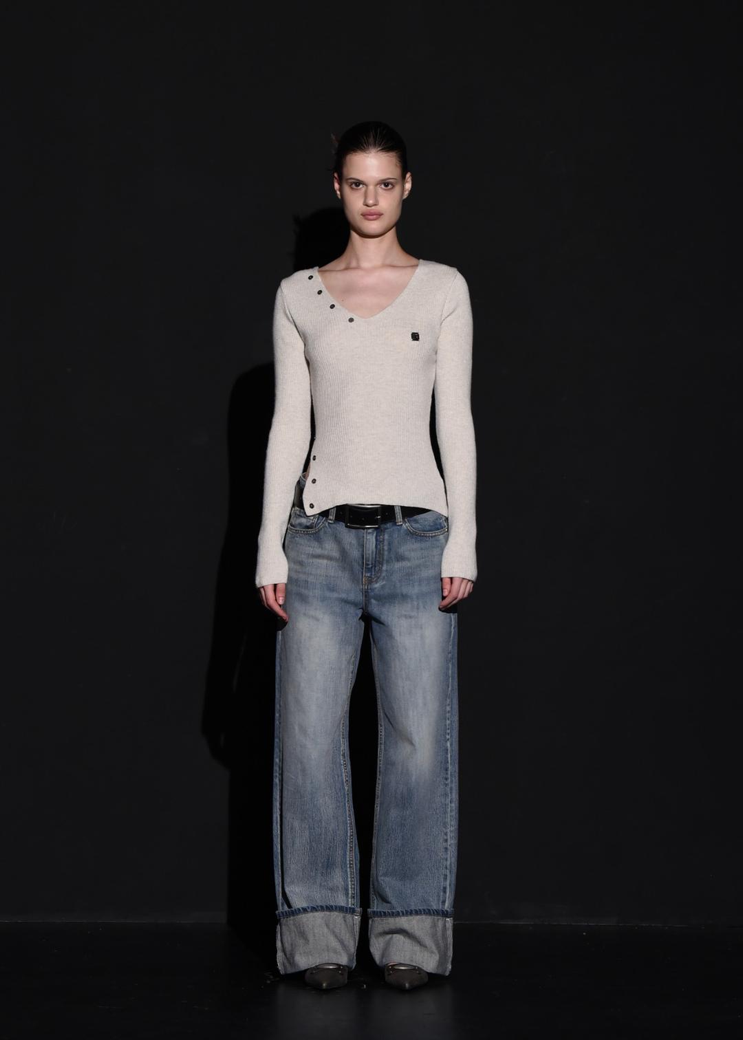 BUTTON V-NECK SLIT KNIT,OATMEAL