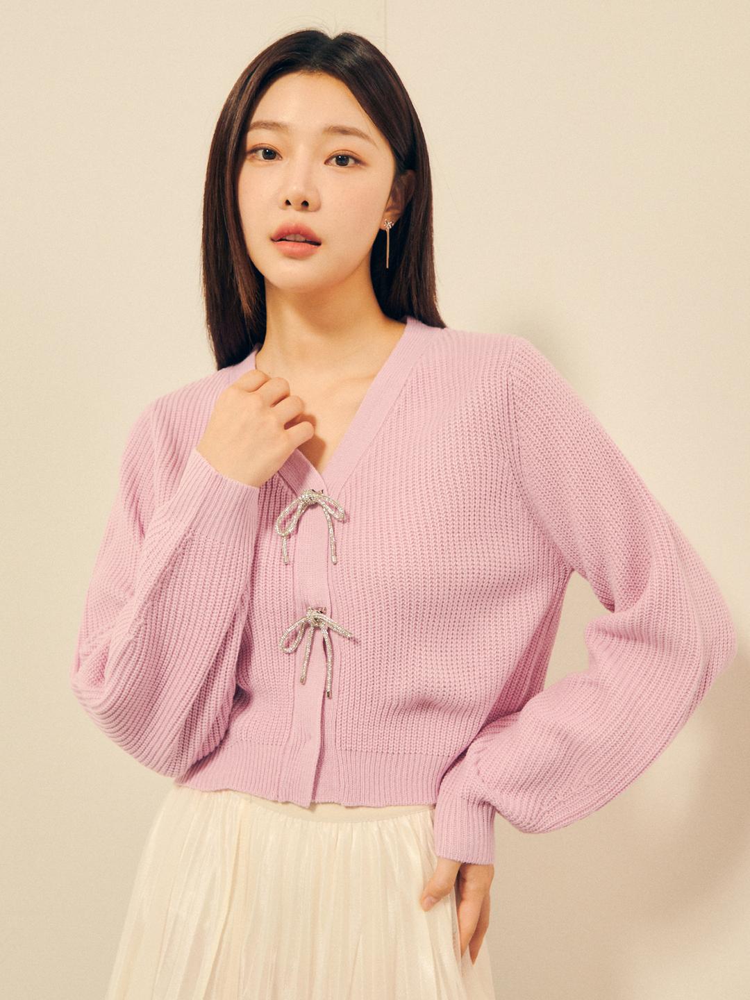 JJ지고트 리본 브로치 브이넥 크롭 가디건 (VIOLET) GPAP1CD151