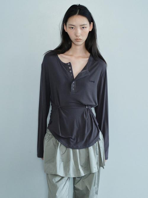 BUTTON HENLEY NECK TOP / CHARCOAL