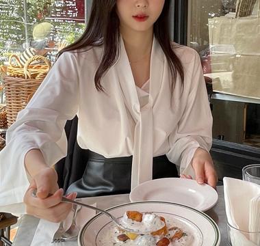 타이 블라우스다양하게 활용하기 좋은 페미닌한 감성의 타이 블라우스입니다