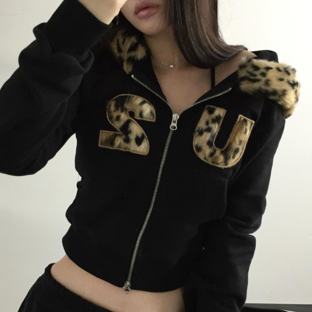 FLUP Q's 레오파드 퍼 패치 세미 크롭 슬림핏 투웨이 후드집업