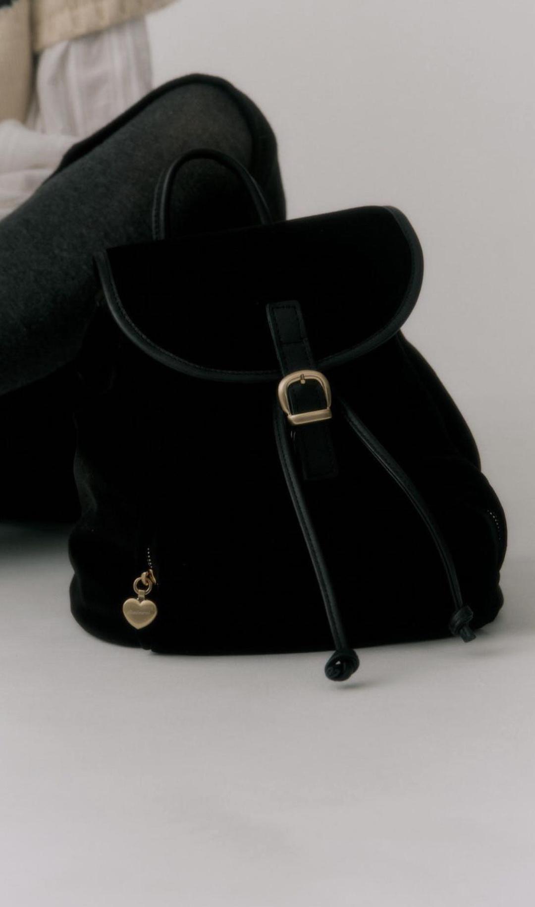 아미먼트 웨더 벨벳 백팩 소가죽 금장 가방