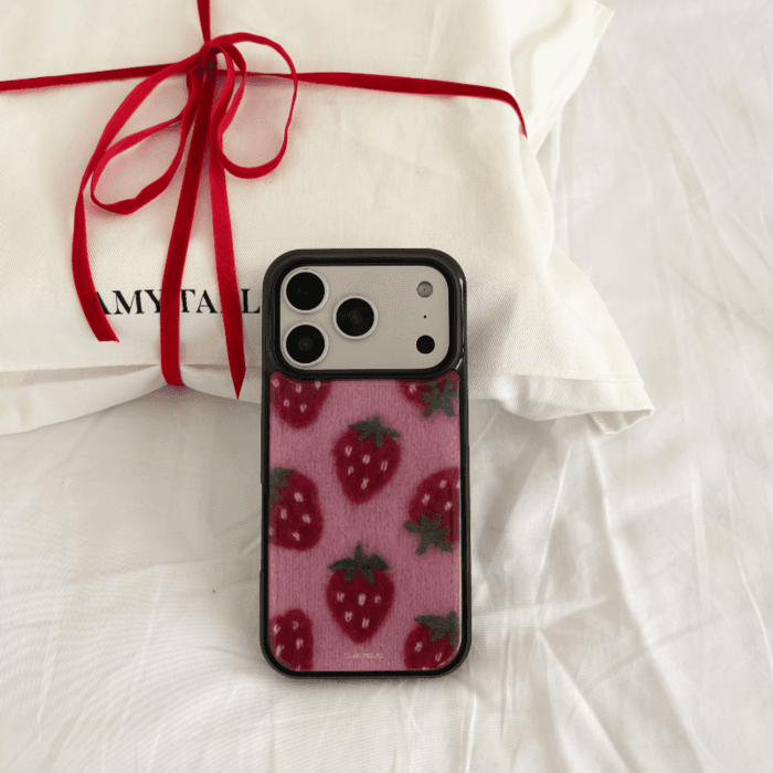 [+맥세이프] 니트 딸기 [블랙 에폭시 범퍼 케이스]