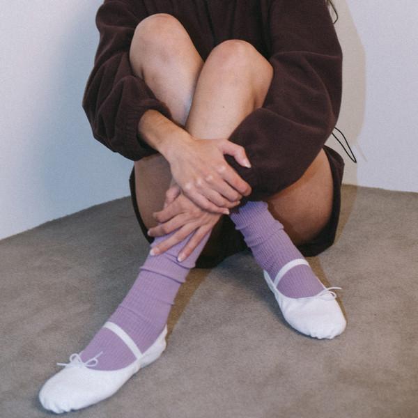 BRYN RIBBED COLOR SOCKS IN LAVENDER