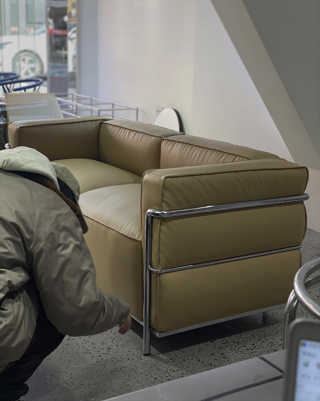 Flowing Furniture, motive sofa. REALITY