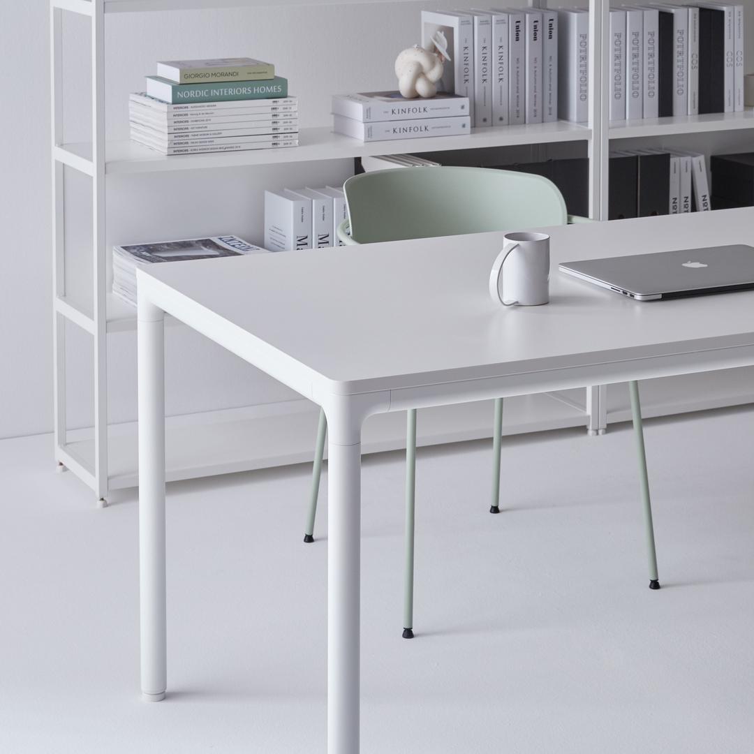 콰트로 에어 데스크 1400x800