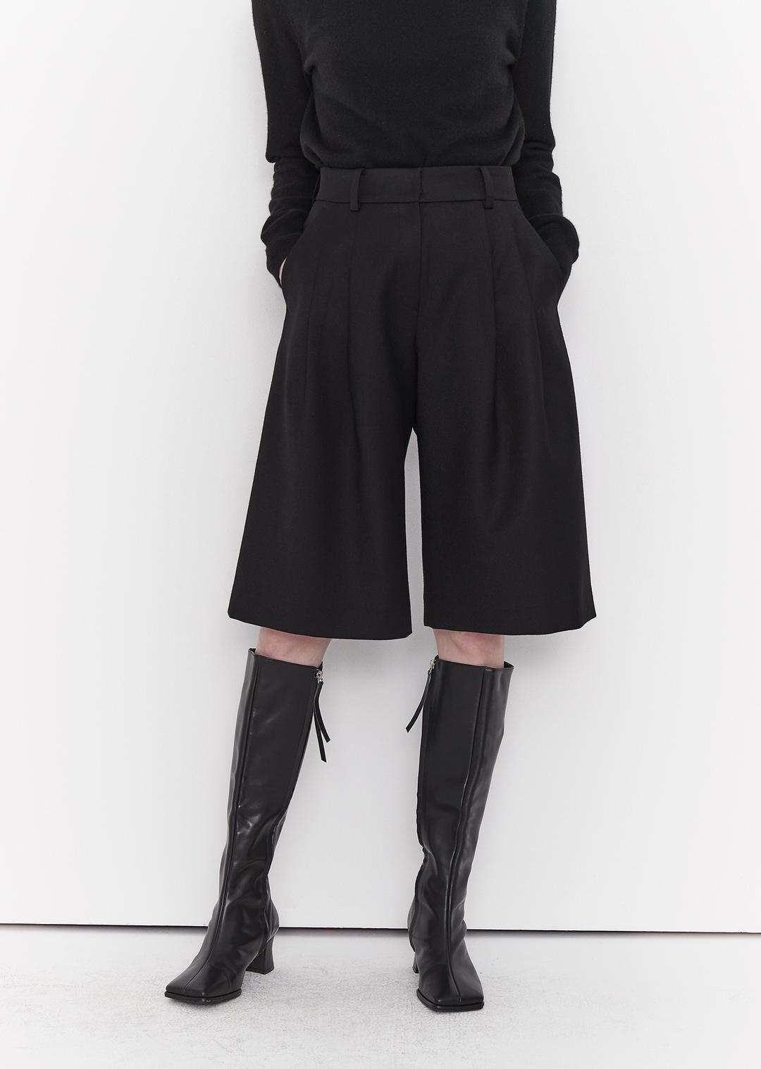 TWO TUCK WIDE BERMUDA PANTS (moat black)