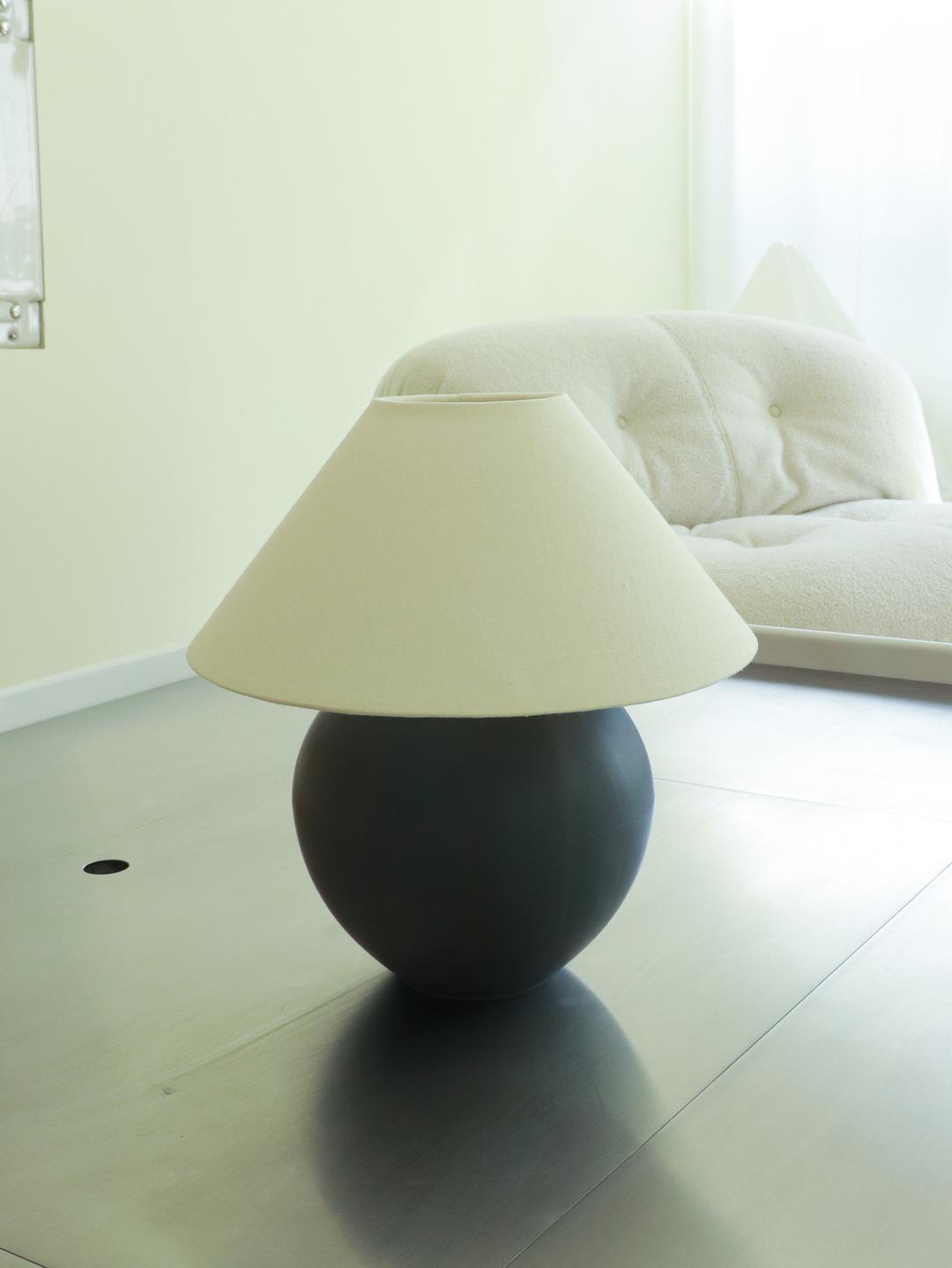MOON JAR TABLE LAMP - deep black / wide