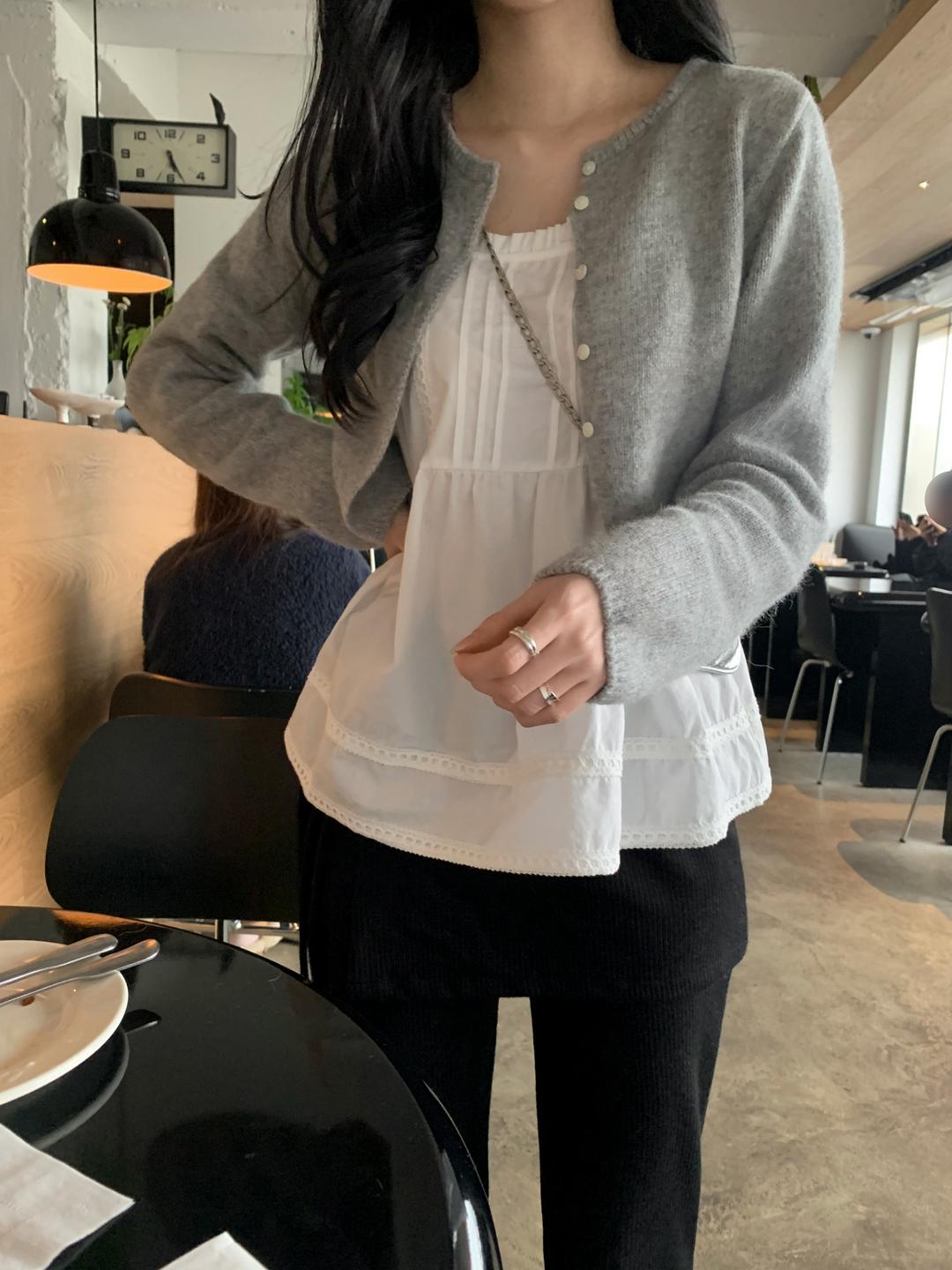 모너프 달링 핀턱 나시 블라우스 1color