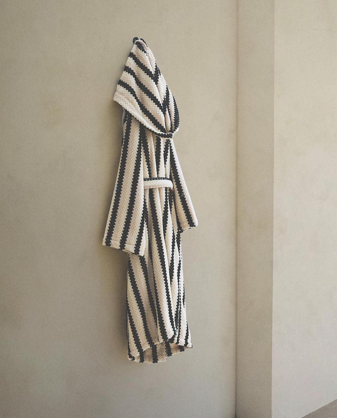 지오메트릭 자카드 샤워 가운