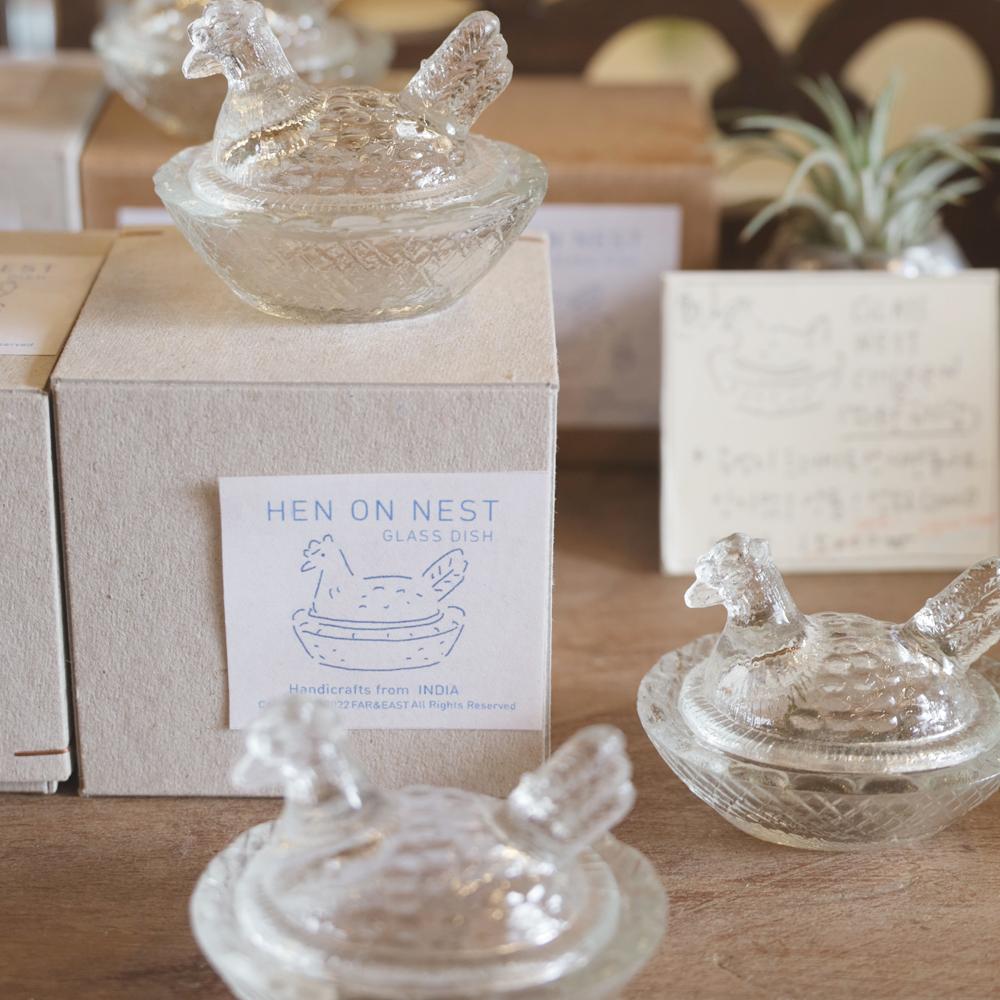 A NEST CHICKEN (GLASS)