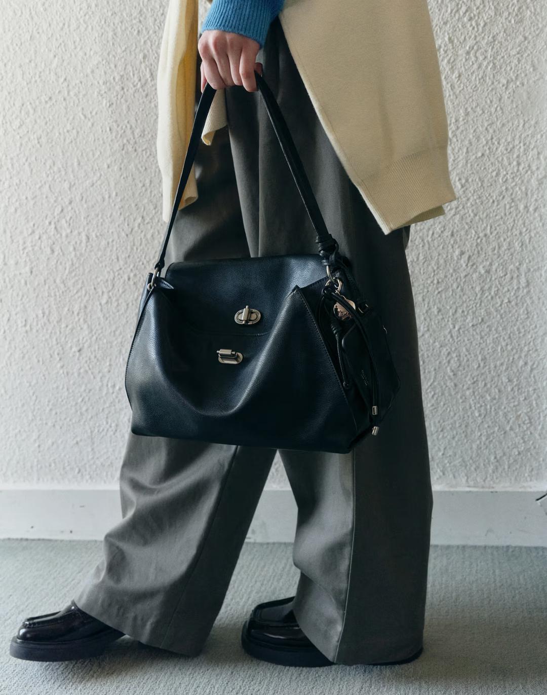 [완판재입고][AUBE] 가죽 오브 장식 숄더백 M 블랙