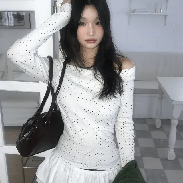 [봄코디템🖤]시즌 도트 오프숄더 티셔츠