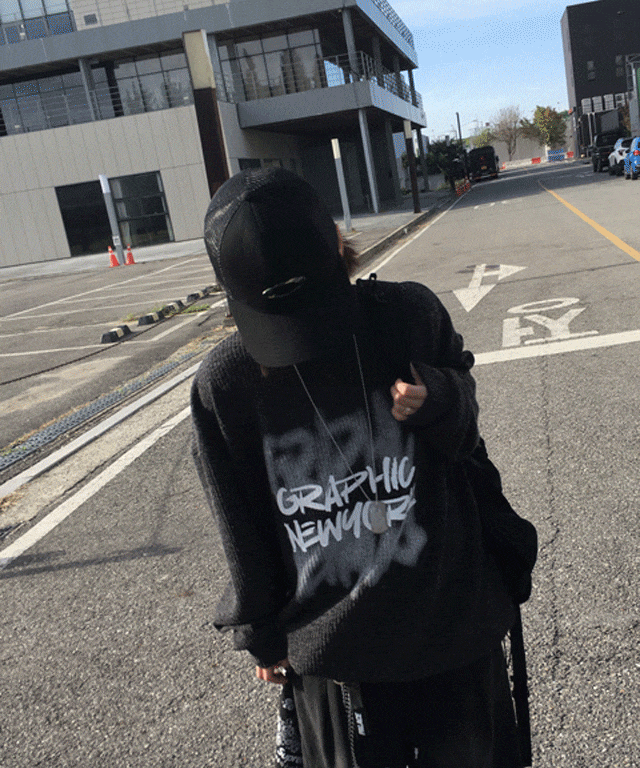 스키니비 그래픽 레터링 골지 스트링 니티드 맨투맨