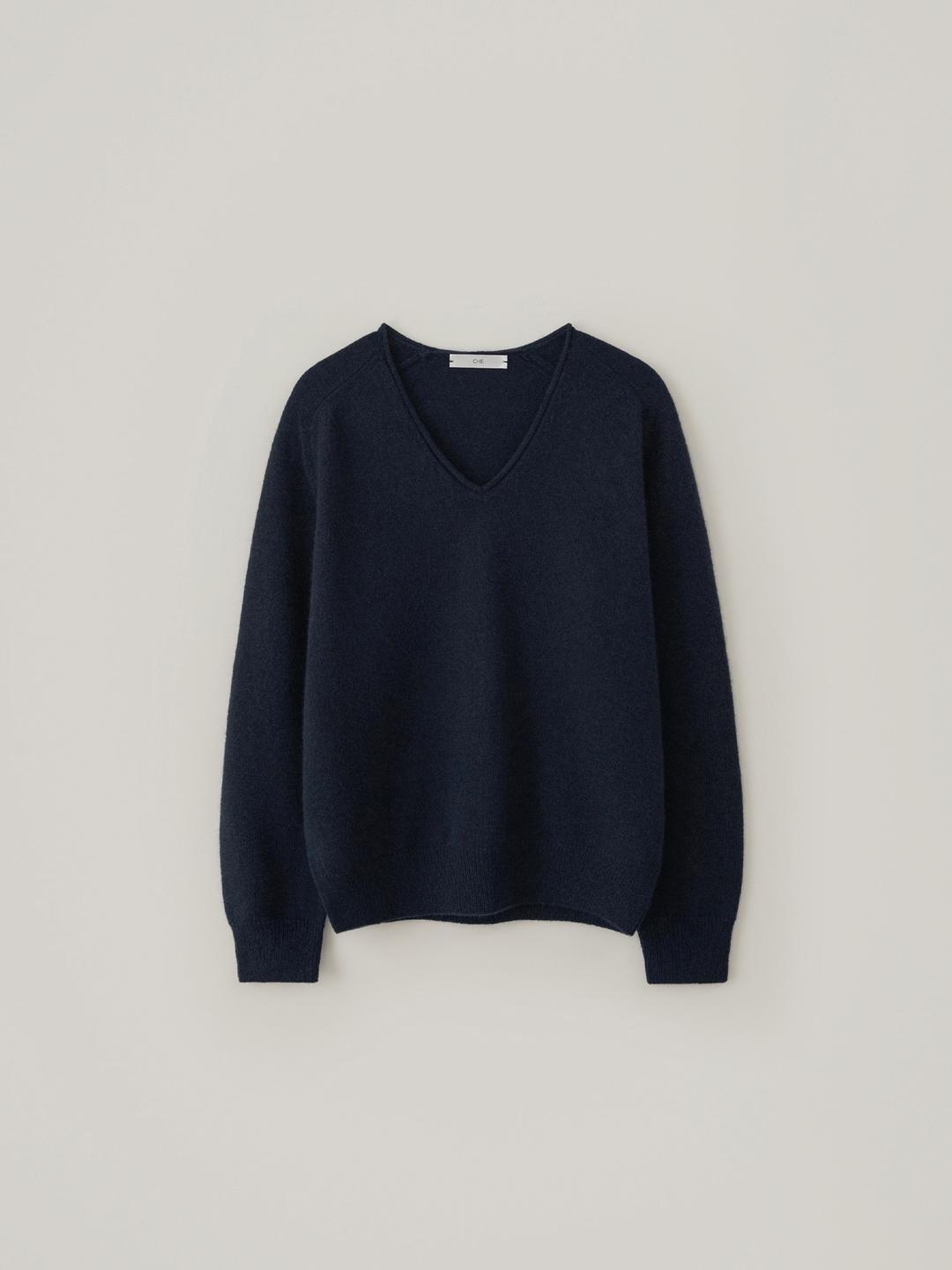 [10.31 예약 배송] Edin V-Neck Alpaca Knit - Deep Blue