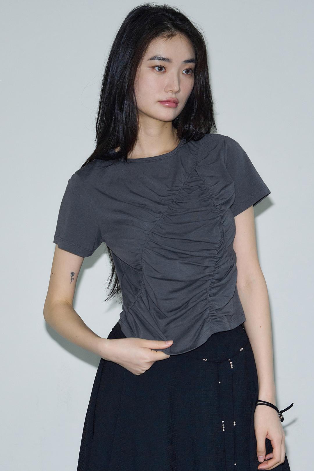 IRREGULAR SHIRRING HALF T-SHIRT / CHARCOAL