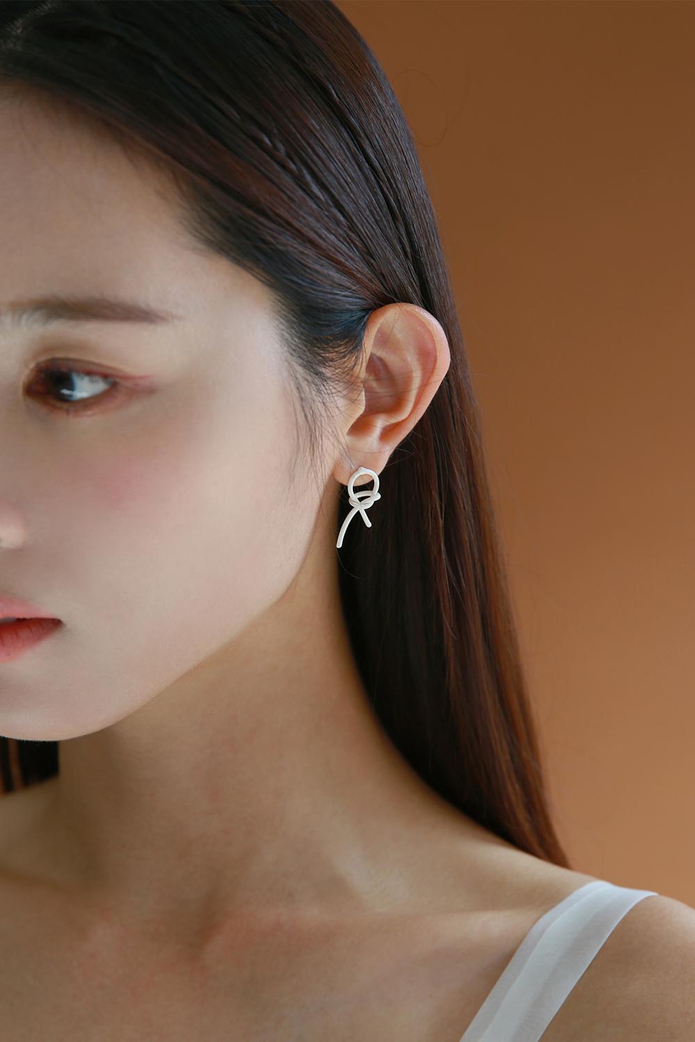 코웰 꼬임 귀걸이 ERB0946