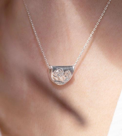 La rose necklace