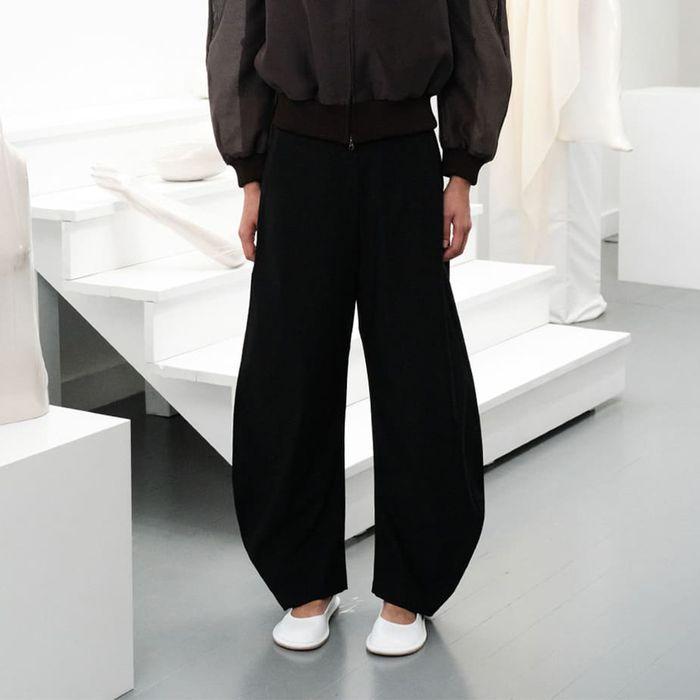 CURVED SILHOUETTE PANTS (2COLORS)