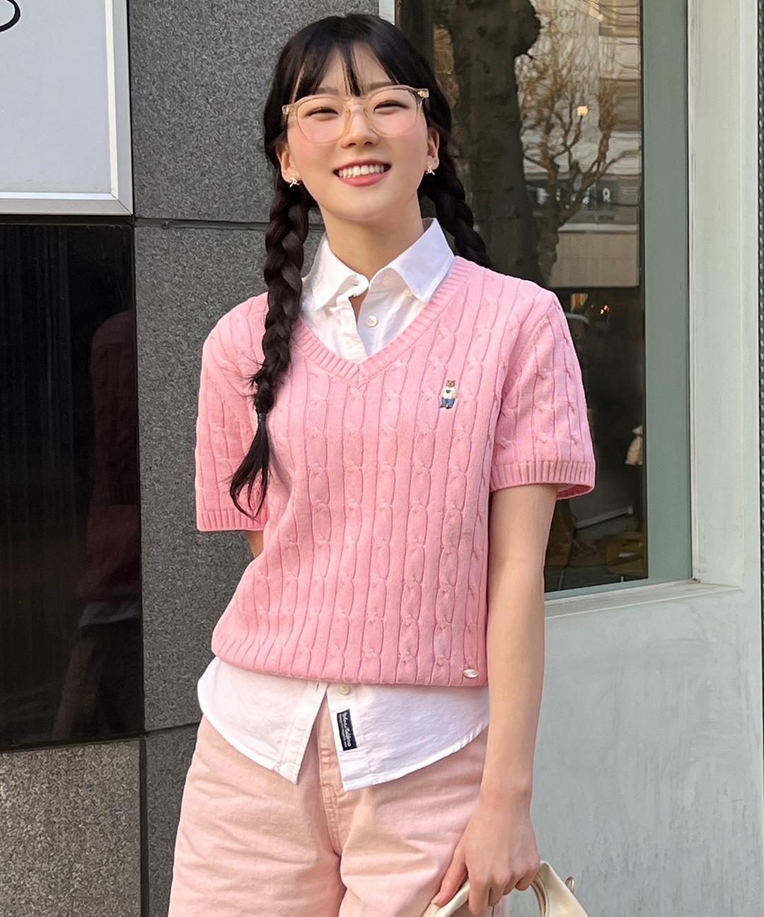 후아유 [가요이 PICK] 스티브 V넥 반팔 케이블 스웨터 / WHKAE2402F