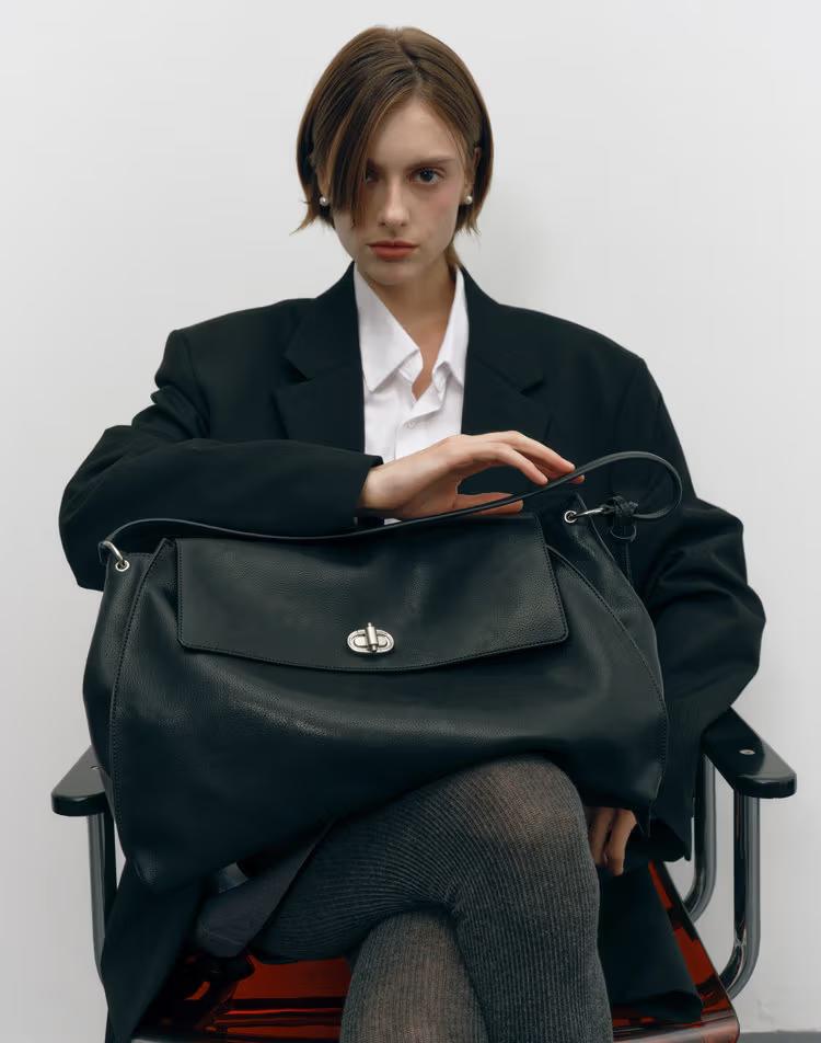 [완판재입고][AUBE] 블랙 가죽 오브 장식 숄더백 L (파우치포함)