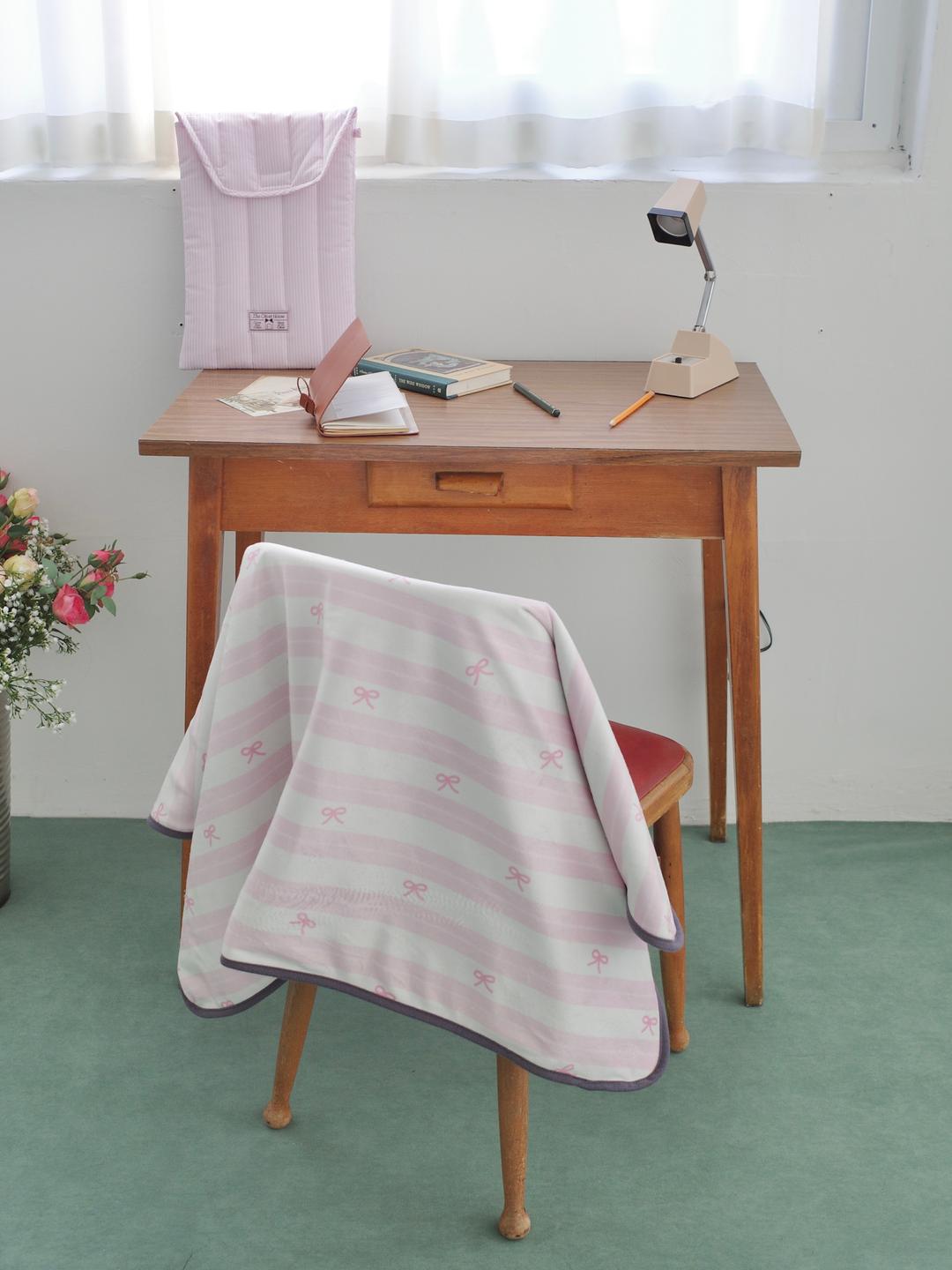 the olivet house stripe pouch planket