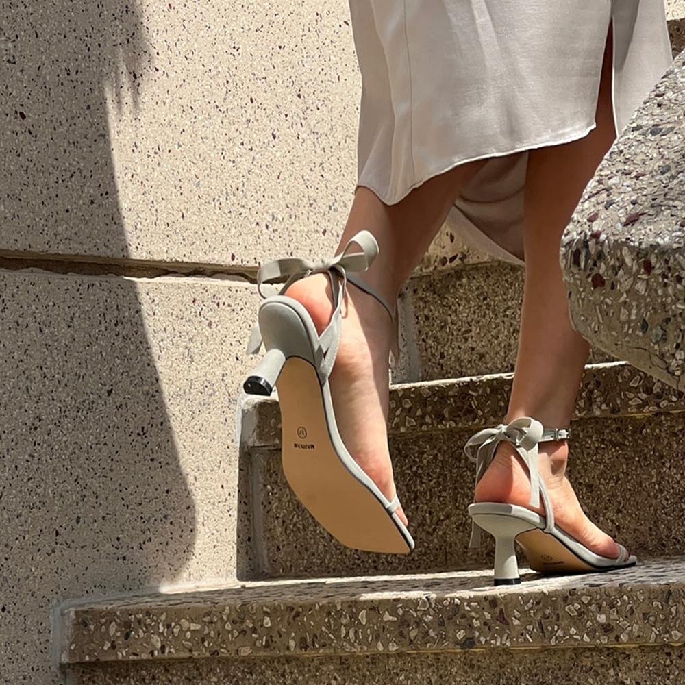 바이미네 7cm 스웨이드 뒷리본 힐 샌들