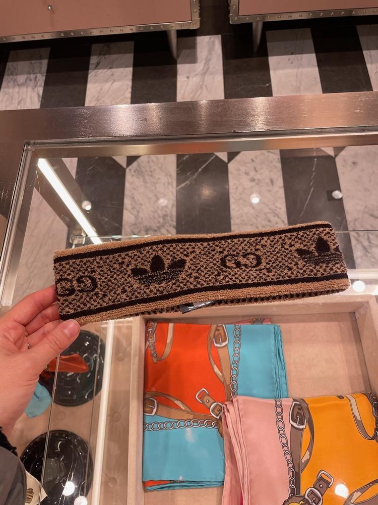 [영국직배송/특가] 구찌 X 아디다스 GG 트레포일 로고 코튼 헤어밴드 BEIGE DARK BROWN 715065 3GAJX 9764