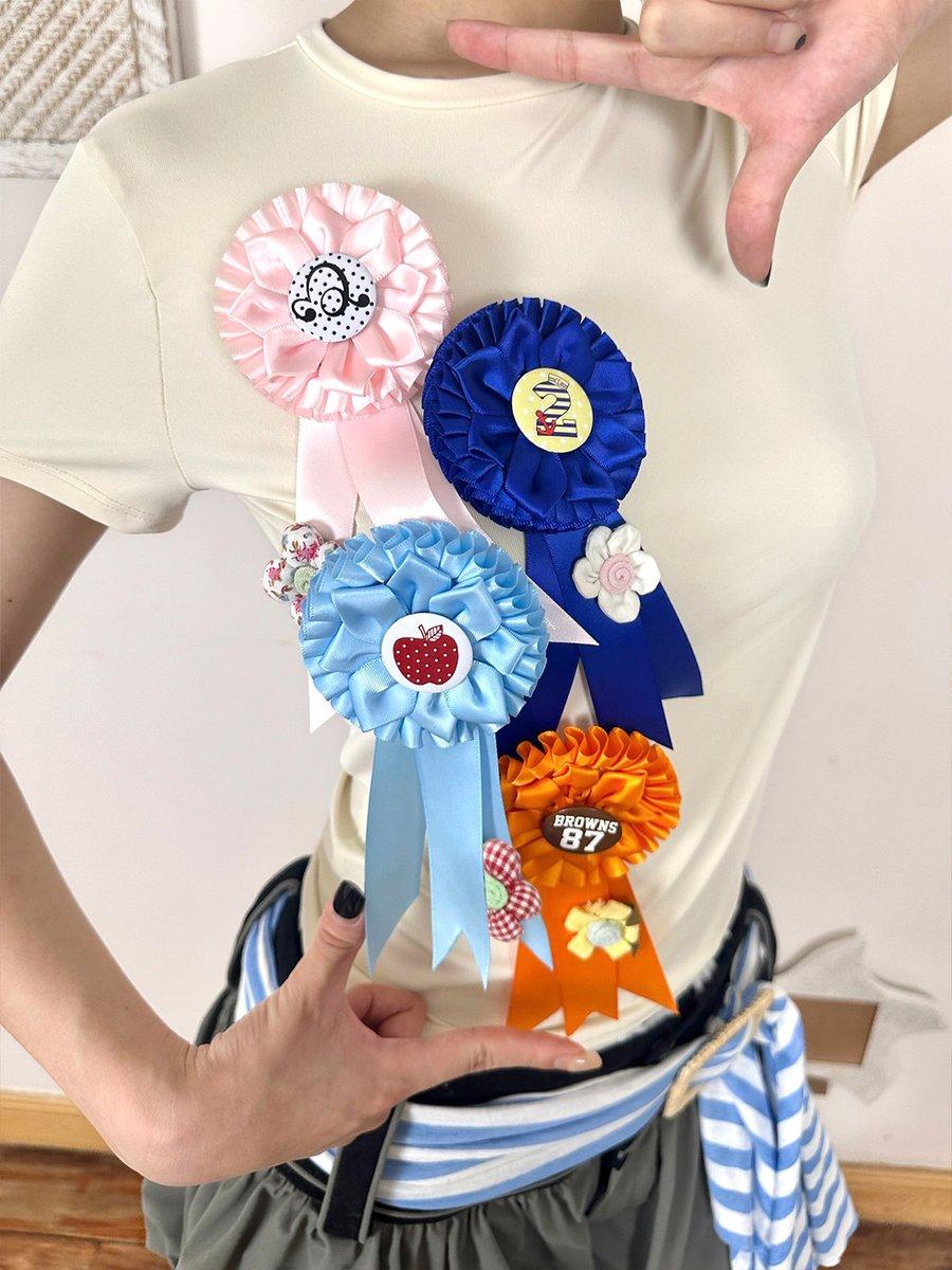 Four-color multi-functional badge brooch