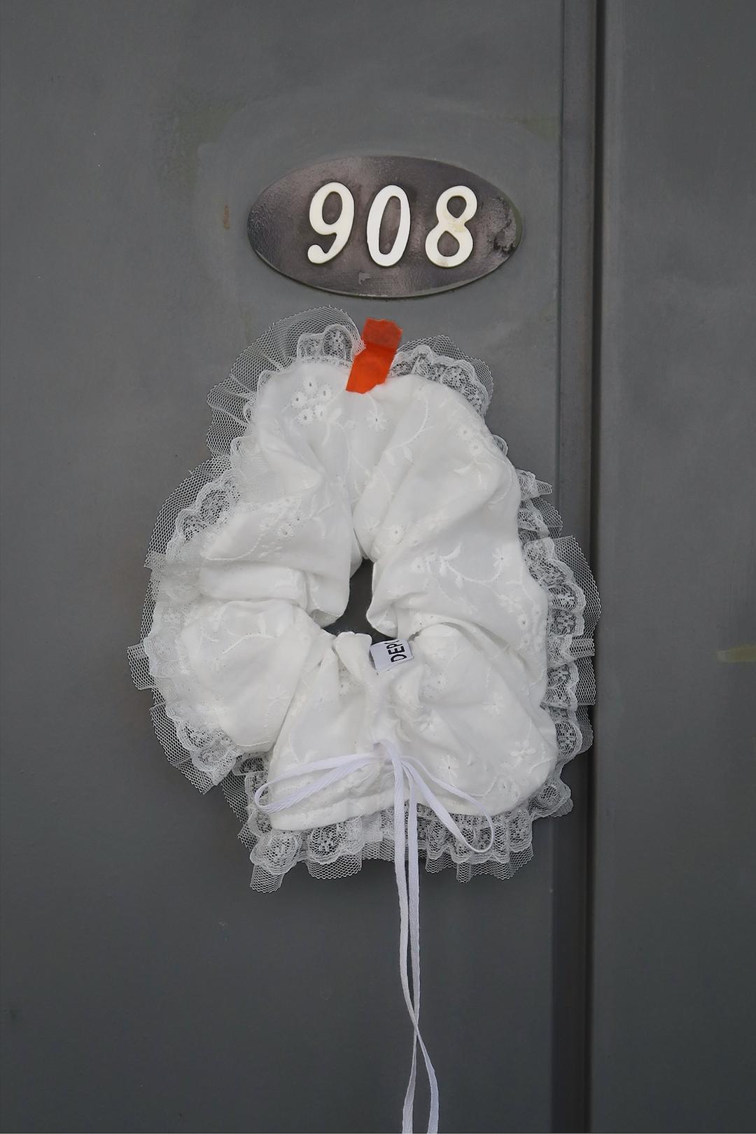 RIBBON LACE SCRUNCH (WHITE)