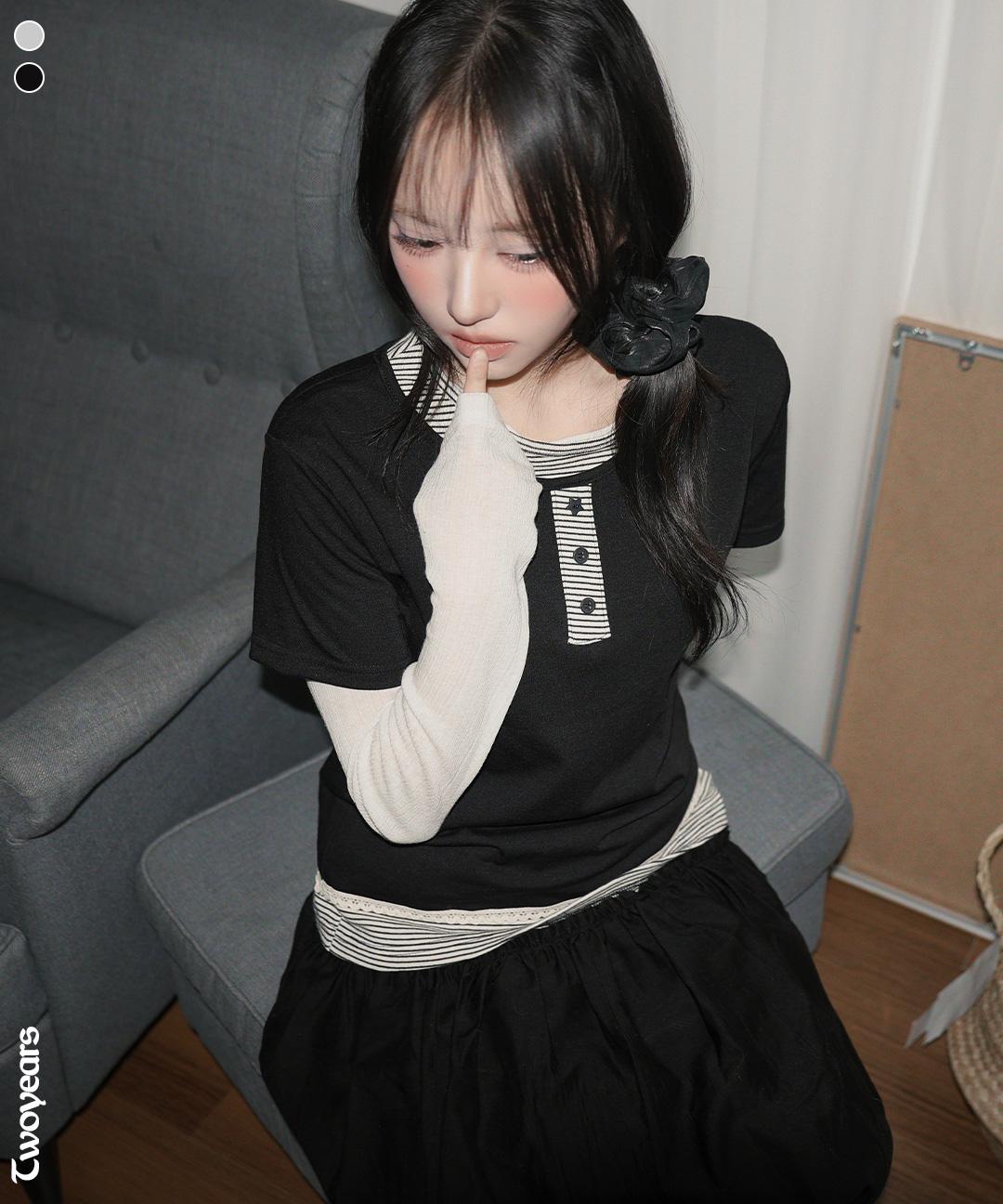 투이어즈 [별단추★彡/빈티지] 미쿠 스트라이프 배색 레이스 레이어드 반팔 티셔츠 (2color)