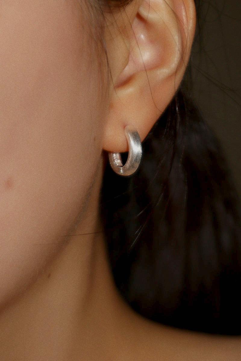 925silver 무광 스크래치 원터치 귀걸이 (2 color)