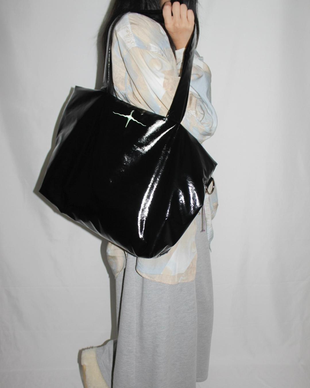 글로시 블랙 빅 숄더 백 (매진 임박!/ 리뉴얼 예정) Glossy black Big Shoulder Bag - 녹영