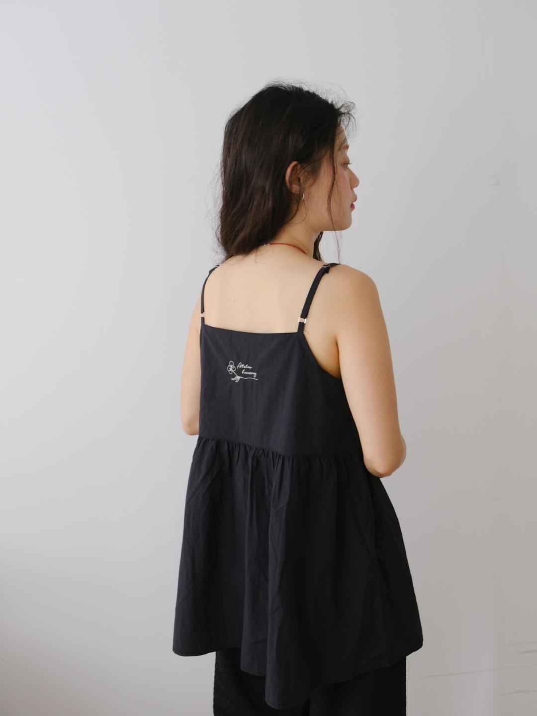 mood sleeveless blouse